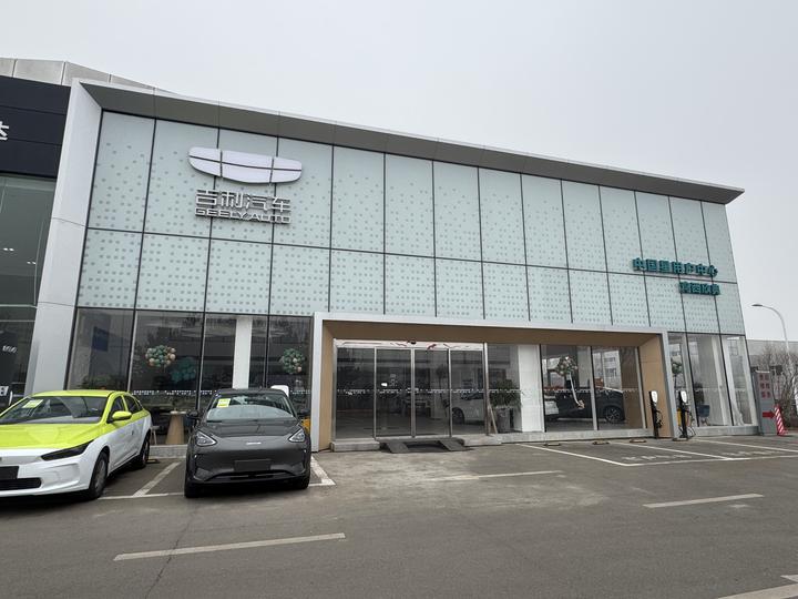 吉利几何汽车4S店矩阵透光玻璃幕墙施工过程