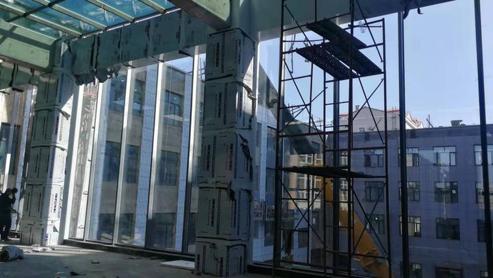 联勤中心超大板隐框中空玻璃幕墙施工吊装